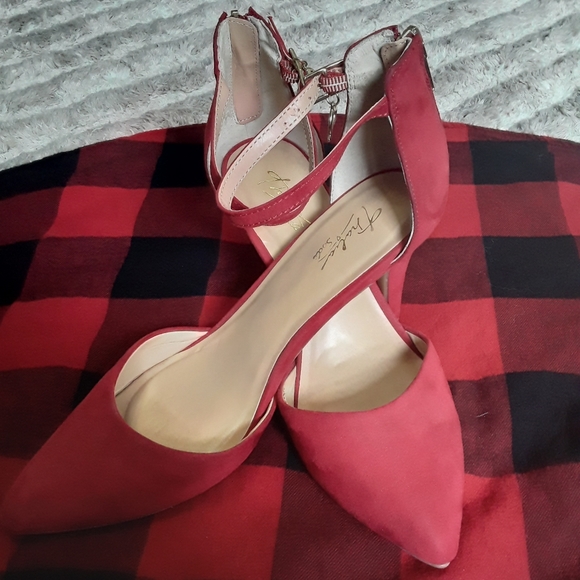Thalía Sodi red high heels. 7M in women's. - Picture 2 of 4